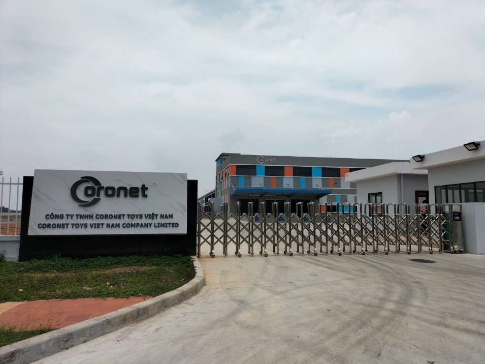 Công nhân vận hành phun sơn